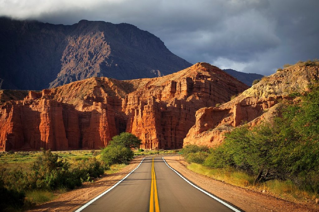 America de Sud a de la Cascada Iguazu, la linistea desertului Atacama